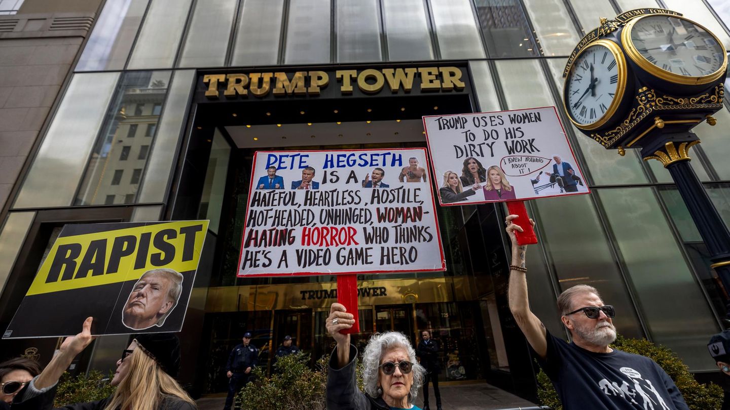 Keine derartige Bilderstrecke wäre vollständig ohne die obligatorischen Trump Tower. Diese stammen aus seiner Zeit als Immobilienmogul und stehen auf der ganzen Welt. Derzeit gibt es schätzungsweise 12 bis 14 große Hochhäuser, die offiziell den Namen „Trump Tower“ oder „Trump International Hotel & Tower“ tragen. Insbesondere das Hochhaus in New York ist seit seiner zweiter Amtszeit immer wieder Ziel von Protesten.