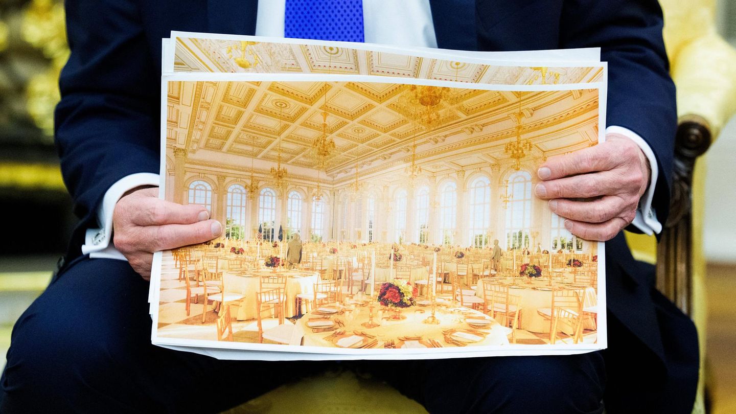 Trump hält ein Poster mit dem geplanten Ballsaal