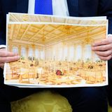 Trump hält ein Poster mit dem geplanten Ballsaal
