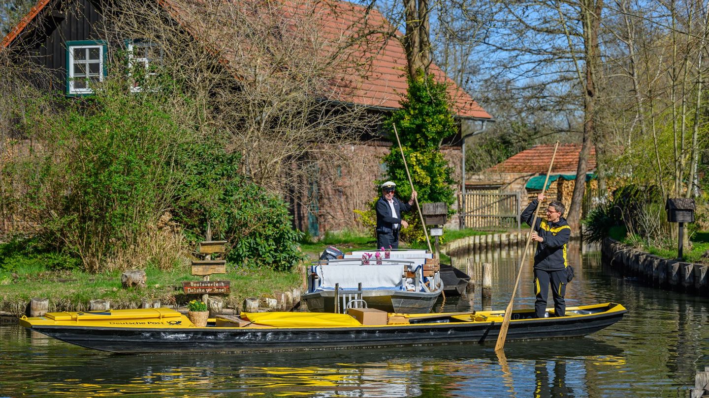 Durch die Kanäle: Postbotin per Kahn - "Muskelkater zum Saisonstart inklusive"