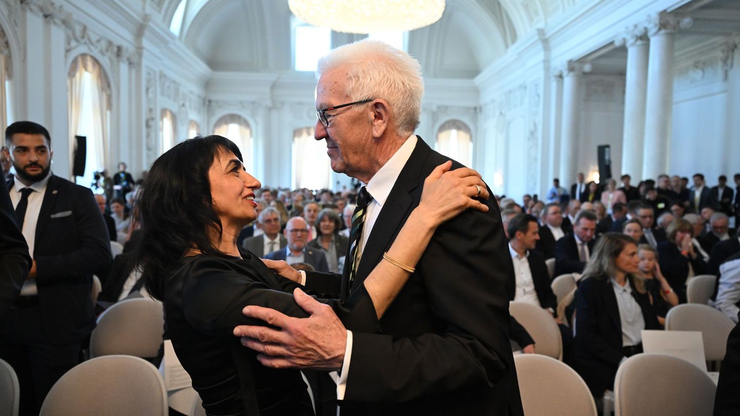 Kretschmann wird im feierlichen Rahmen verabschiedet. Foto: Marijan Murat/dpa