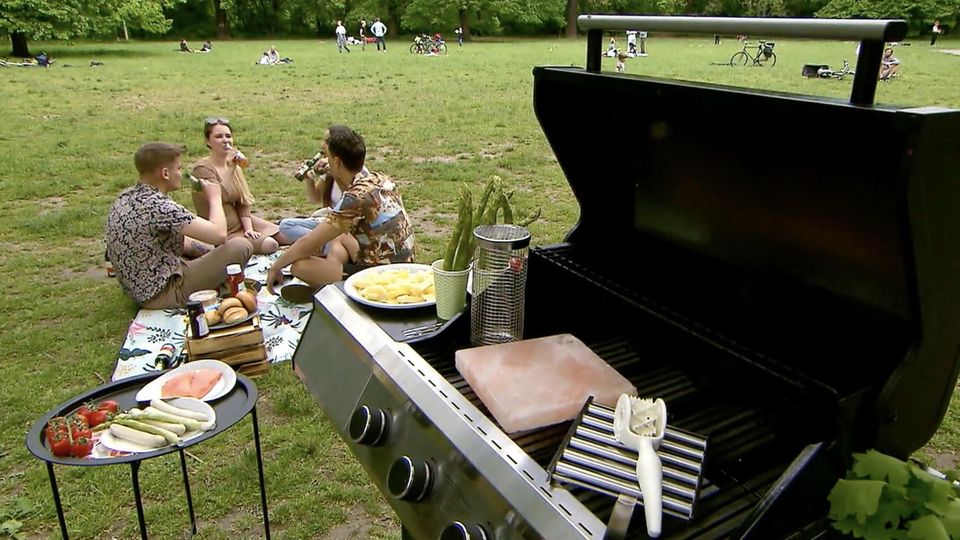 Ein Grill mit verschiedenen Gadgets