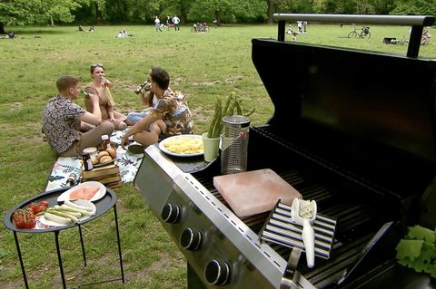 Ein Grill mit verschiedenen Gadgets