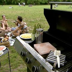 Ein Grill mit verschiedenen Gadgets