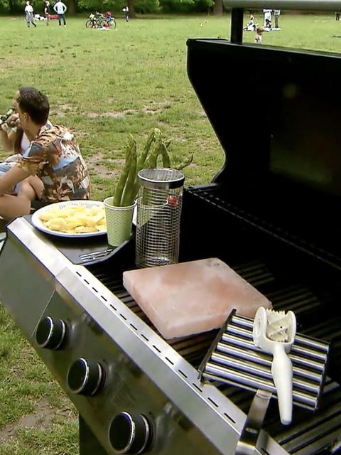 Ein Grill mit verschiedenen Gadgets