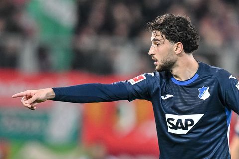 Mittelfeldspieler Leon Avdullahu bleibt langfristig bei der TSG Hoffenheim. (Archivbild) Foto: Harry Langer/dpa