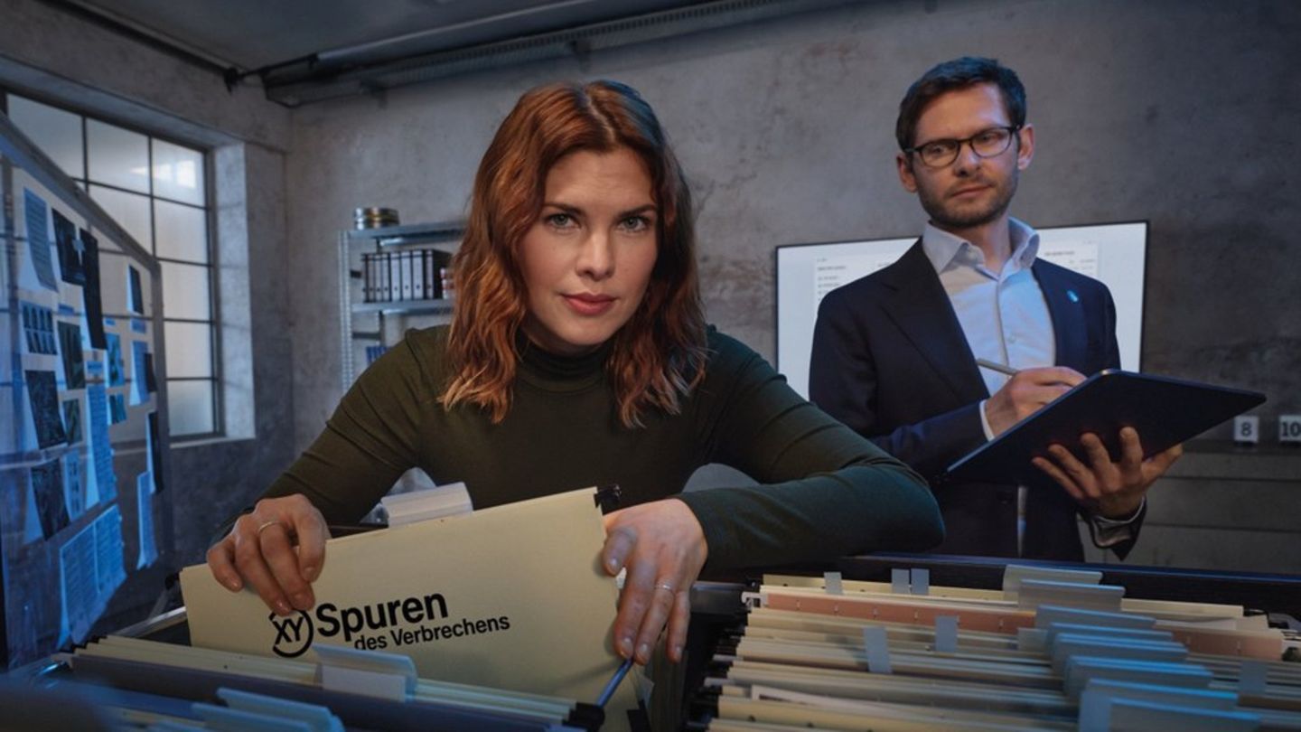 "XY Spuren des Verbrechens": Helene Reiner und Fabian Puchelt knöpfen sich die Akten vor.
