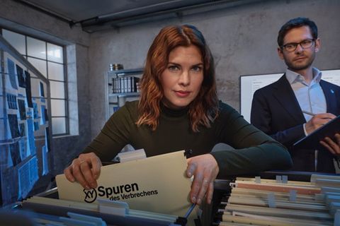 "XY Spuren des Verbrechens": Helene Reiner und Fabian Puchelt knöpfen sich die Akten vor.