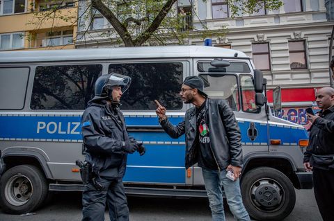 Ein Mann diskutiert mit einem Polzisten