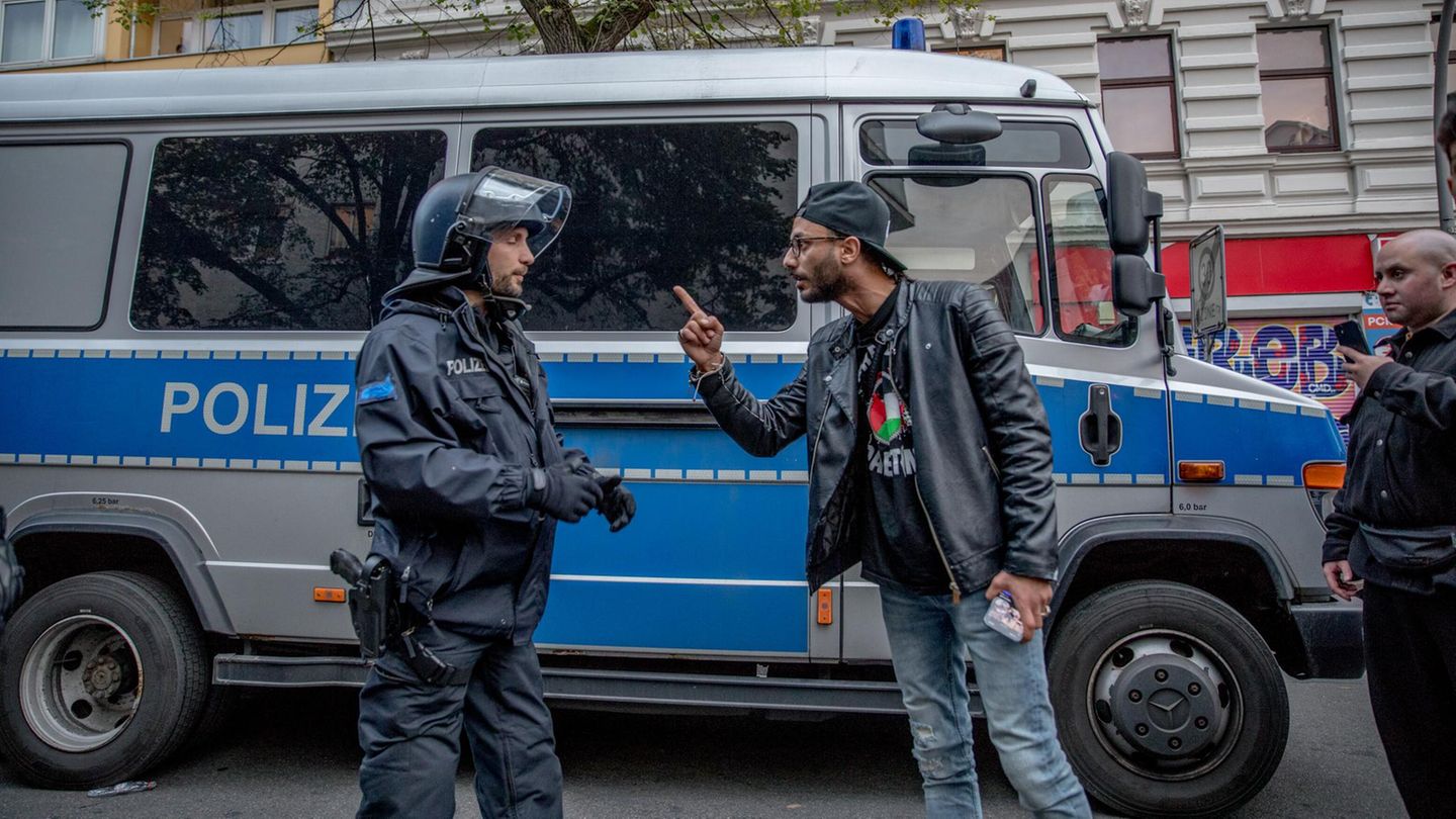 Ein Mann diskutiert mit einem Polzisten