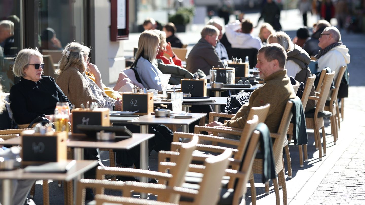 Die Sonne scheint, die Menschen genießen den Kaffee im Freien. Gastronomen zahlen dafür eine sogenannte Terrassengebühr. (Archiv