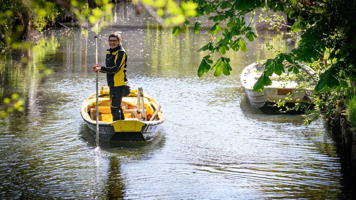 Andrea Bunar startet in ihre 15. Saison als Kahnpostfrau. Foto: Patrick Pleul/dpa