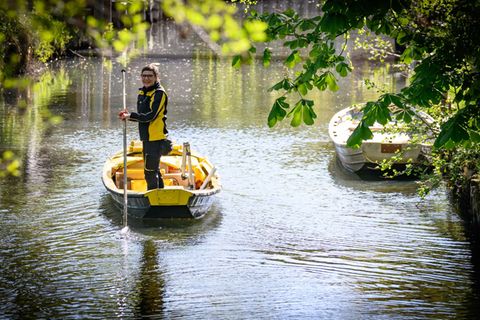 Andrea Bunar startet in ihre 15. Saison als Kahnpostfrau. Foto: Patrick Pleul/dpa