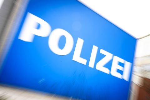 Vier E-Autos sind in Leipzig in Brand gesteckt worden. (Archivbild) Foto: Philip Dulian/dpa