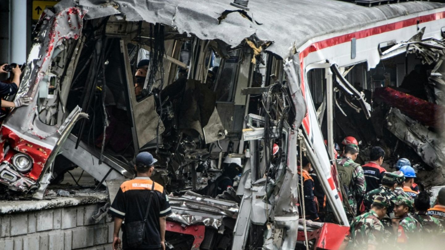 Mittlerweile 16 Tote durch schweres Zugunglück in Indonesien - alle Opfer Frauen