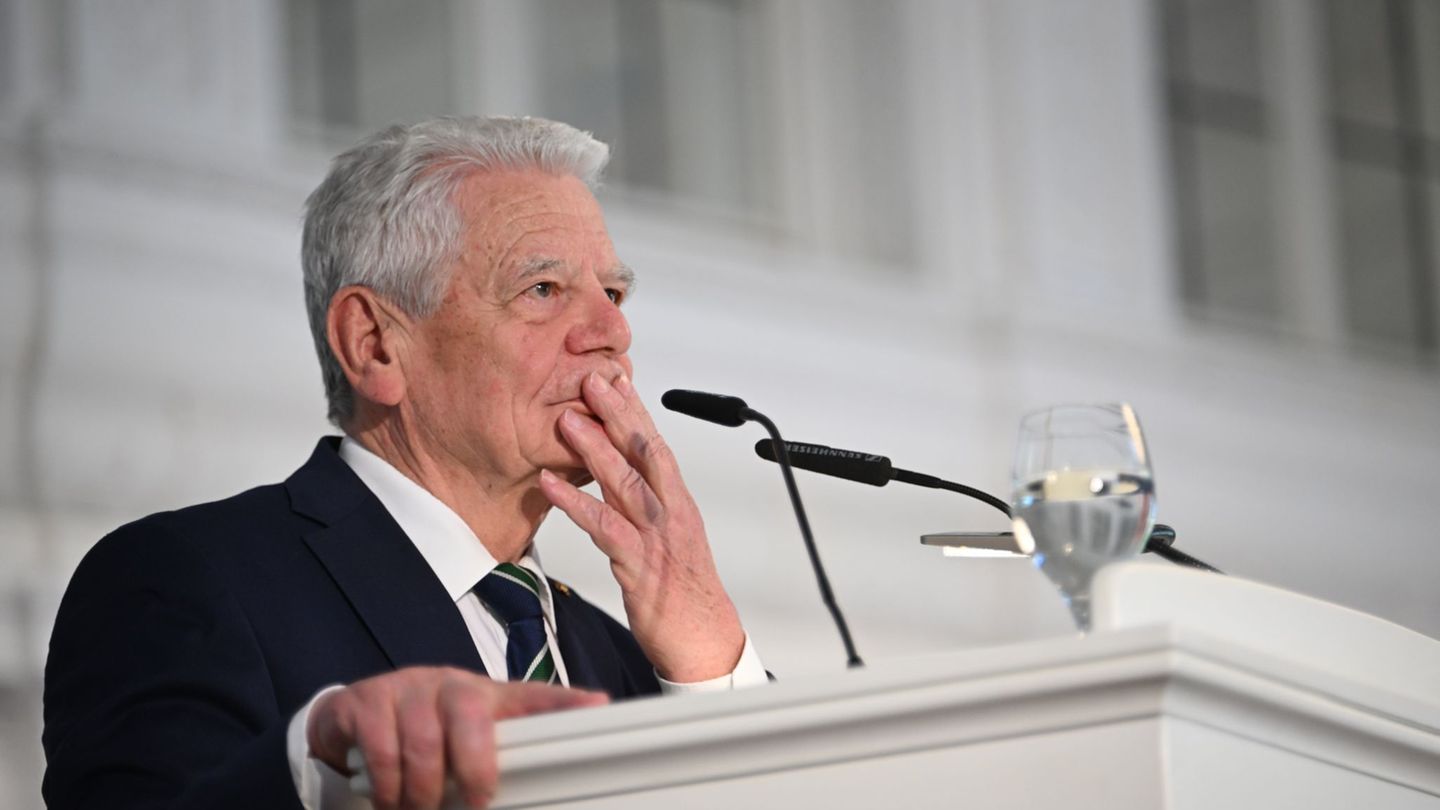 Alt-Bundespräsident Joachim Gauck würdigte Kretschmann als kulturprägend im Südwesten. Foto: Marijan Murat/dpa