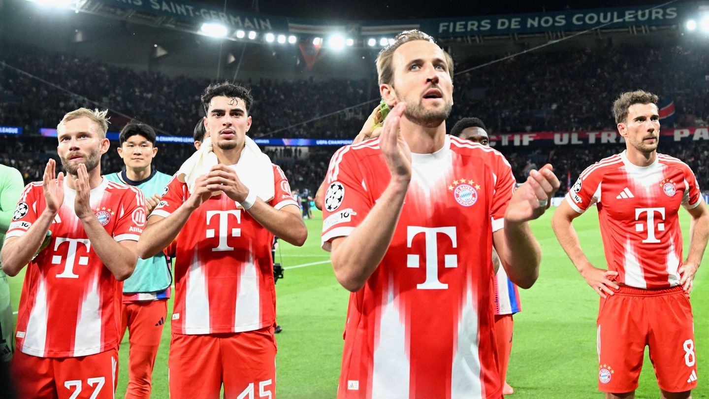 Besiegt, aber noch nicht geschlagen: Harry Kane (vorne) und Kollegen danken den mitgereisten Bayern-Fans für die Unterstützung i