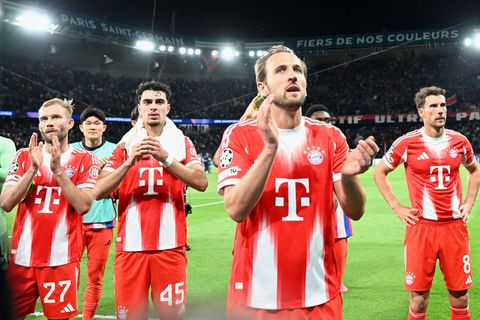 Besiegt, aber noch nicht geschlagen: Harry Kane (vorne) und Kollegen danken den mitgereisten Bayern-Fans für die Unterstützung i