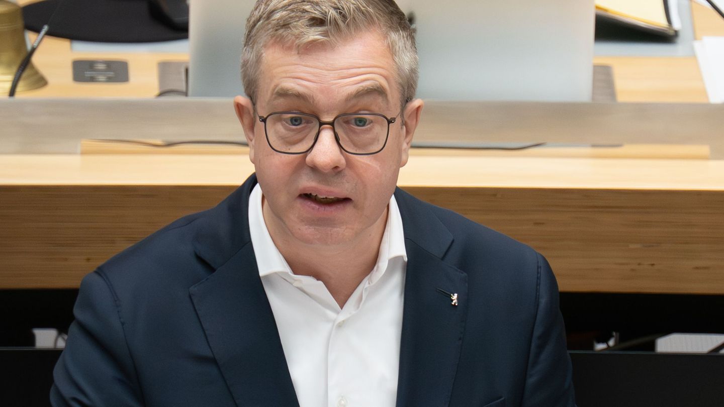 Finanzsenator Stefan Evers (CDU) übernimmt auch die Leitung der Kulturverwaltung. (Archivbild) Foto: Sebastian Christoph Gollnow