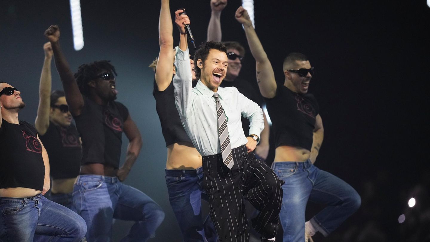 Harry Styles performt in einem Anzug auf der Bühne