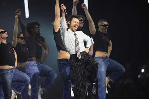 Harry Styles performt in einem Anzug auf der Bühne