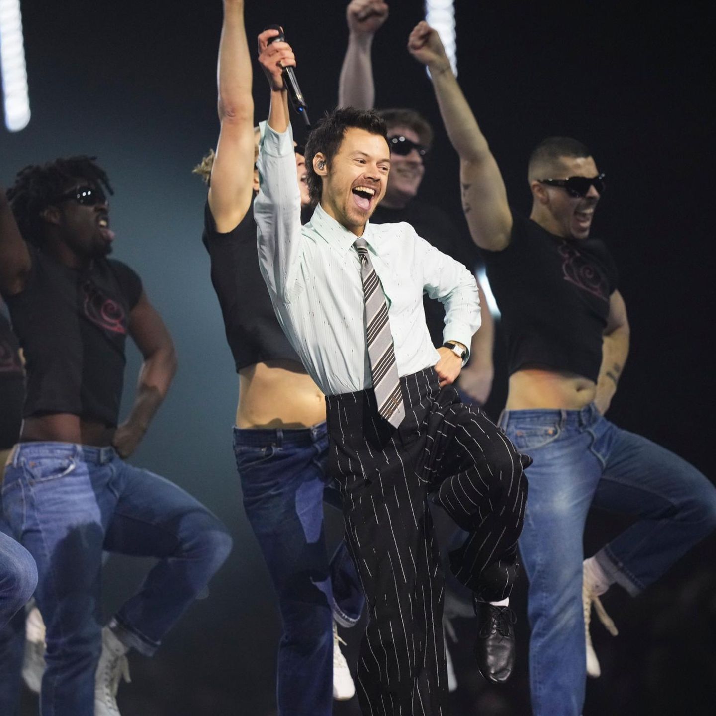 Harry Styles performt in einem Anzug auf der Bühne