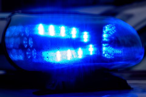 Nach einer Flucht vor der Polizei endet die Fahrt eines Autofahrers auf der A2 bei Groß Santersleben an der Leitplanke. (Symbolb