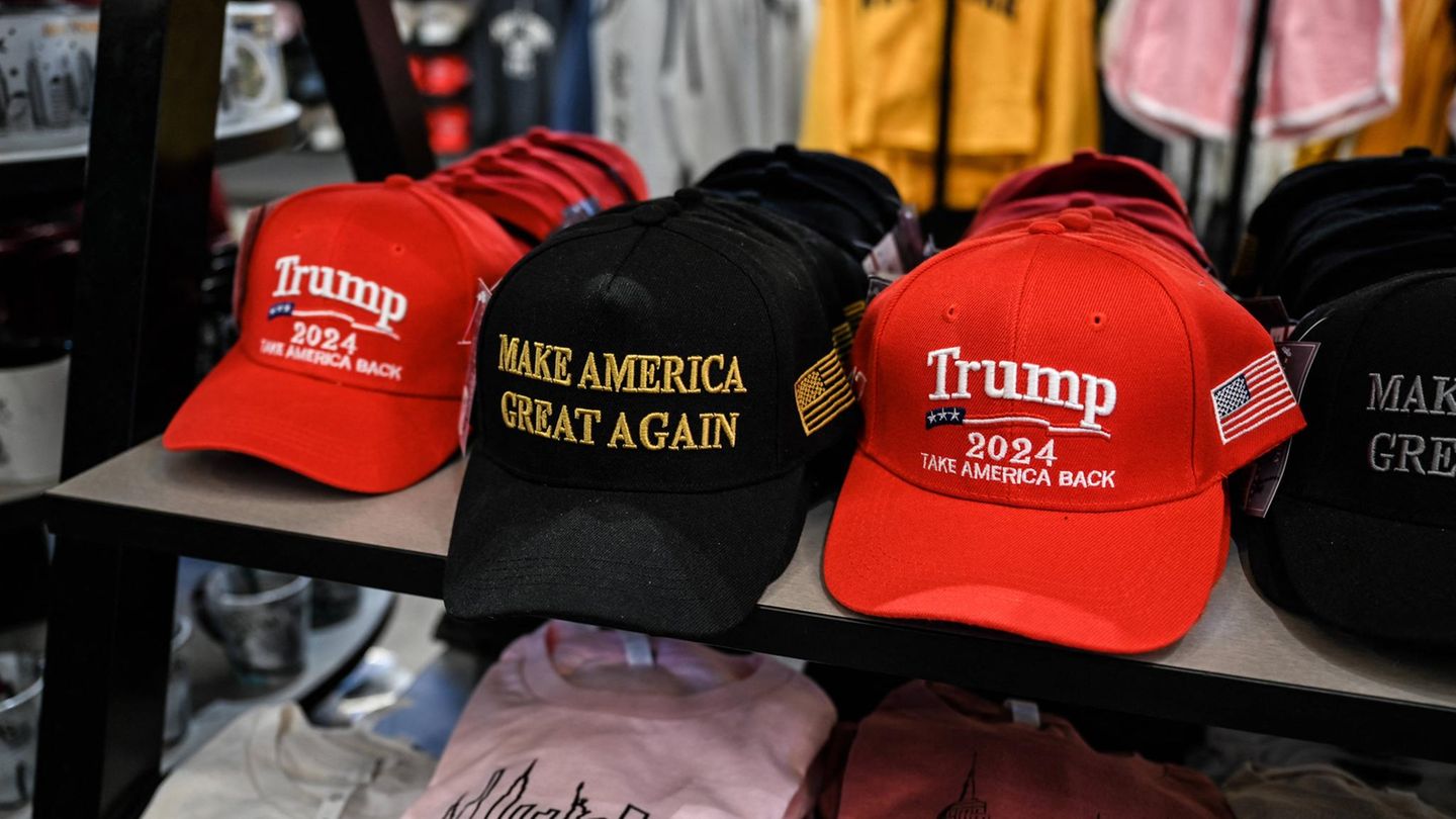 Der Klassiker unter den Trump-Gegenständen: Die – häufig rote – Basecap. Seinen „Make America Great Again“-Aufdruck präsentierte der US-Präsident nicht nur in den Wahlkämpfen, sondern auch in Amt und Würden. Und seine Anhänger tragen die Botschaft auf die Straßen der Vereinigten Staaten.
