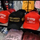 Der Klassiker unter den Trump-Gegenständen: Die – häufig rote – Basecap. Seinen „Make America Great Again“-Aufdruck präsentierte der US-Präsident nicht nur in den Wahlkämpfen, sondern auch in Amt und Würden. Und seine Anhänger tragen die Botschaft auf die Straßen der Vereinigten Staaten.