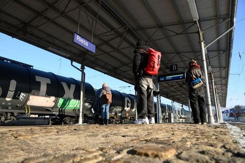 Am Bahnhof Riesa entfallen zwischenzeitlich ICE- und EC-Halte. (Archivbild) Foto: Robert Michael/dpa