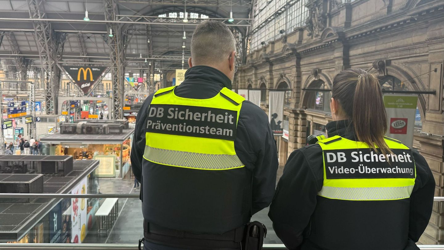 In Frankfurt darf am Hauptbahnhof kein Alkohol mehr getrunken werden. Die DB-Sicherheit-Mitarbeiter kontrollieren das Verbot ab