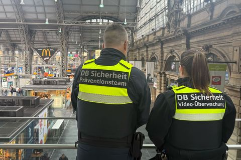 In Frankfurt darf am Hauptbahnhof kein Alkohol mehr getrunken werden. Die DB-Sicherheit-Mitarbeiter kontrollieren das Verbot ab