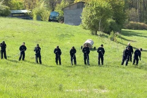 Die Polizisten suchen einen 18-Jährigen - und vermuten ein Gewaltverbrechen. (Archivbild) Foto: Michaela Johannsen/dpa
