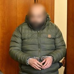Der 31-Jährige Beschuldigte soll das Mädchen am Bahnhof Friedland auf die Gleise gestoßen haben