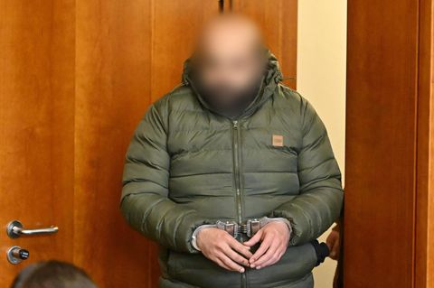 Der 31-Jährige Beschuldigte soll das Mädchen am Bahnhof Friedland auf die Gleise gestoßen haben