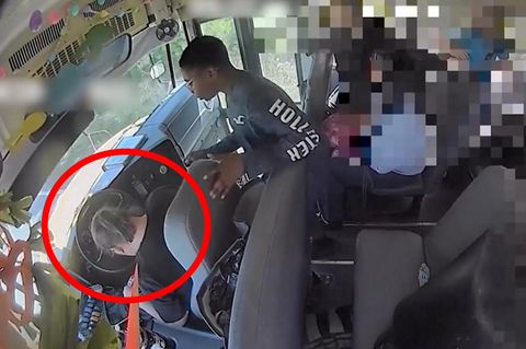 Schüler retten ihre Schulbusfahrerin.