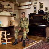 Ein Porträt von einer Frau in Bundeswehr Uniform zuhause