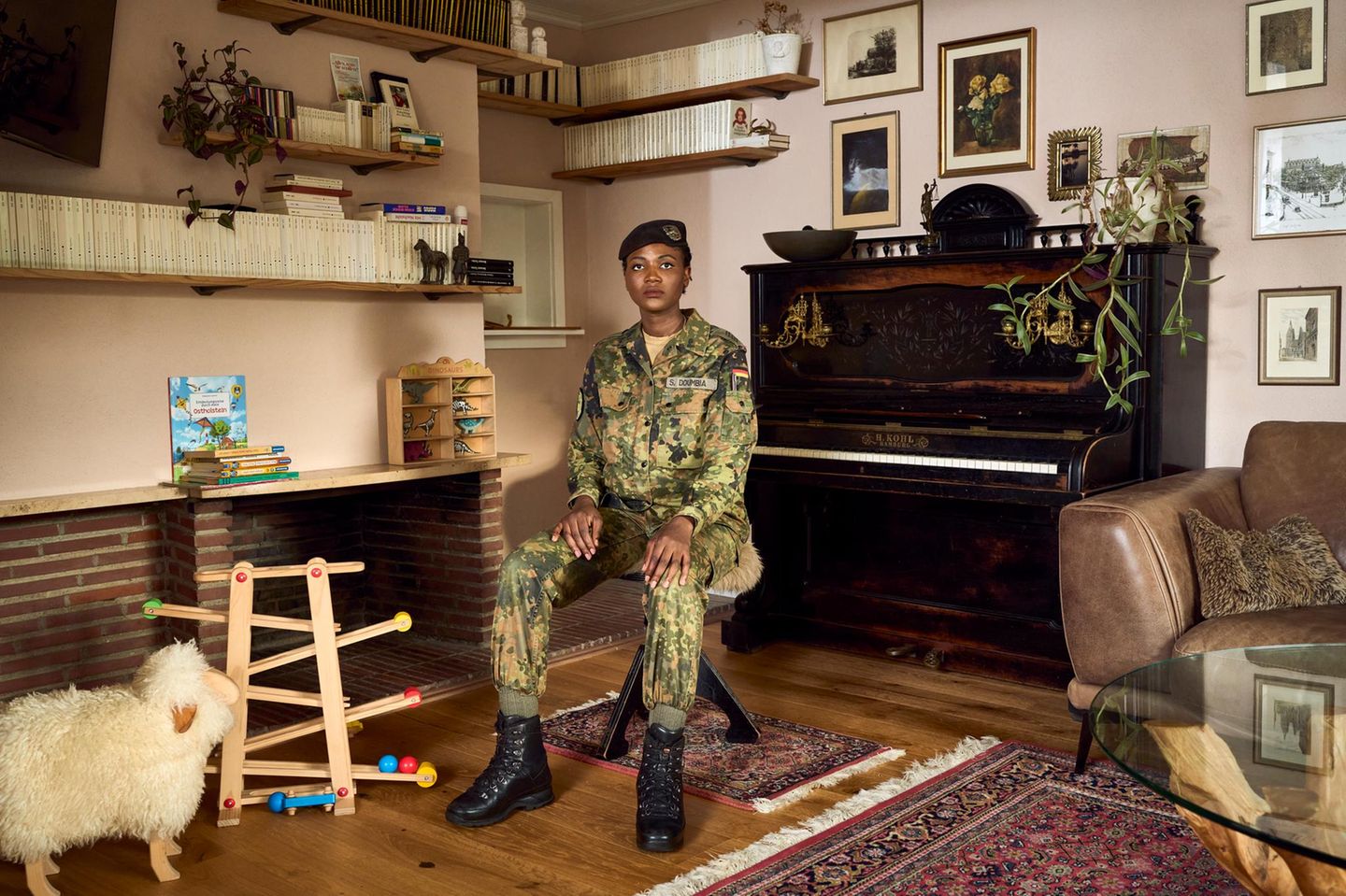 Ein Porträt von einer Frau in Bundeswehr Uniform zuhause