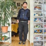 Ein Porträt von einem Mann in Uniform in seiner Wohnung mit Schuhsammlung