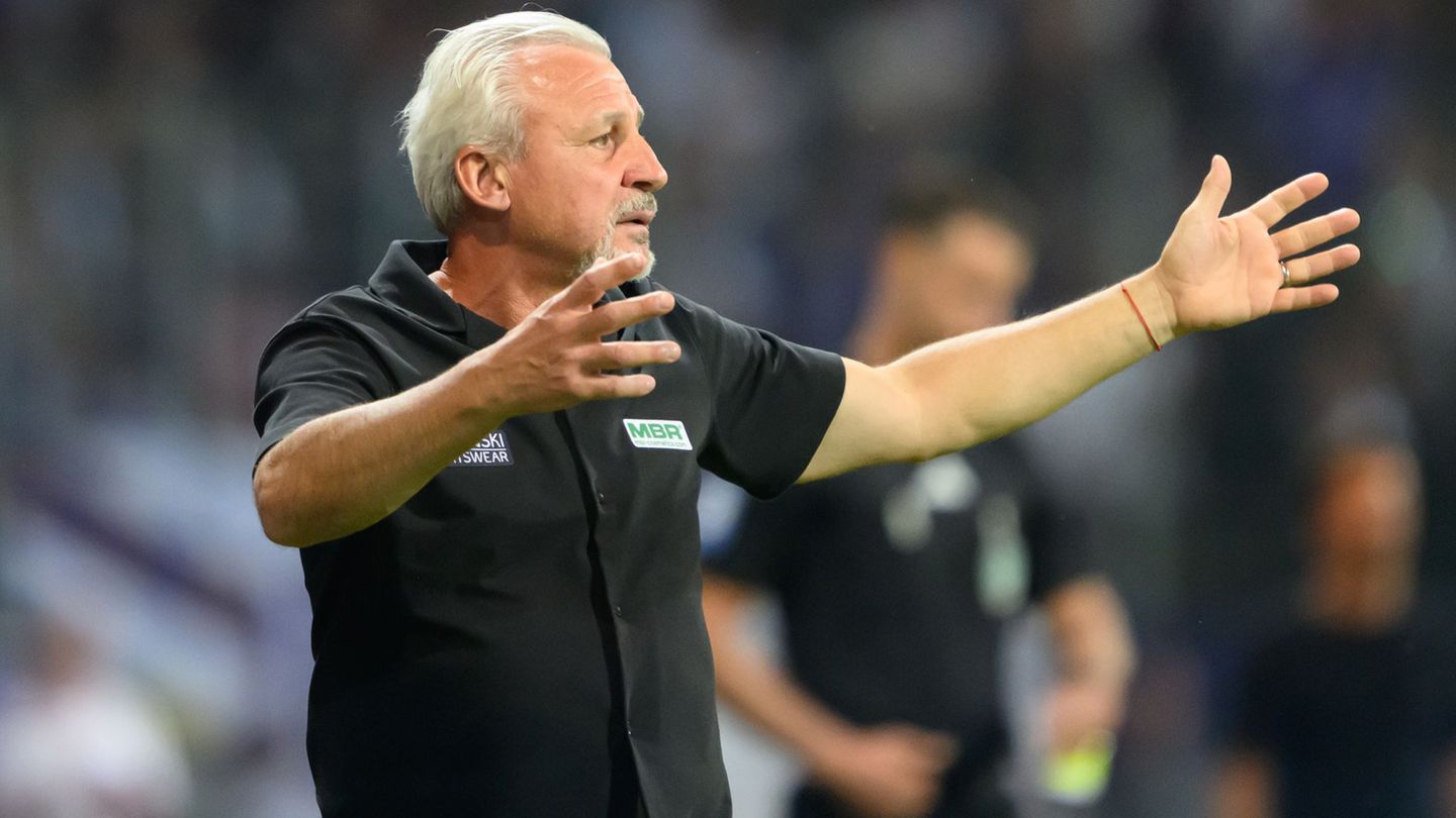 Für Trainer Pavel Dotchev ist beim SSV Ulm im Sommer Schluss. (Archivbild) Foto: Robert Michael/dpa