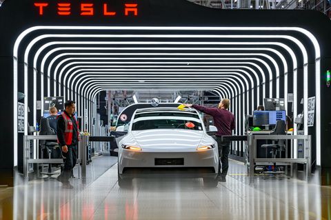 Der US-Elektroautobauer Tesla hat den Krankenstand in der Fabrik in Grünheide bei Berlin reduziert. (Archivbild) Foto: Patrick P