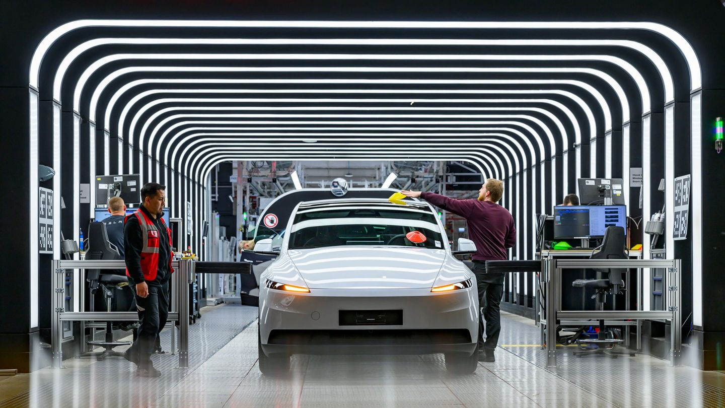 Der US-Elektroautobauer Tesla hat den Krankenstand in der Fabrik in Grünheide bei Berlin reduziert. (Archivbild) Foto: Patrick P