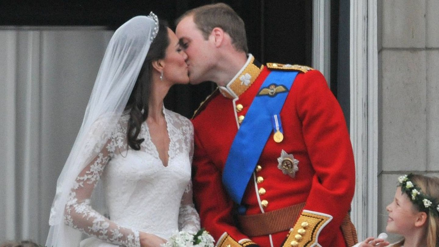 William und Kate am 29. April 2011 auf dem Balkon des Buckingham-Palasts.