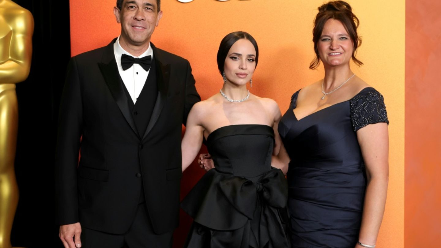 Der Co-Vorsitzende des Preis-Komitees, Darin Grant, mit seiner Kollegin Rachel Rose (re.) und Moderatorin Sofia Carson