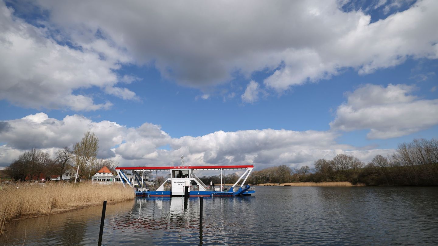 Seit heute pendelt die "Missunde III" auf der Schlei zwischen Brodesby und Missunde (Archivbild). Foto: Christian Charisius/dpa