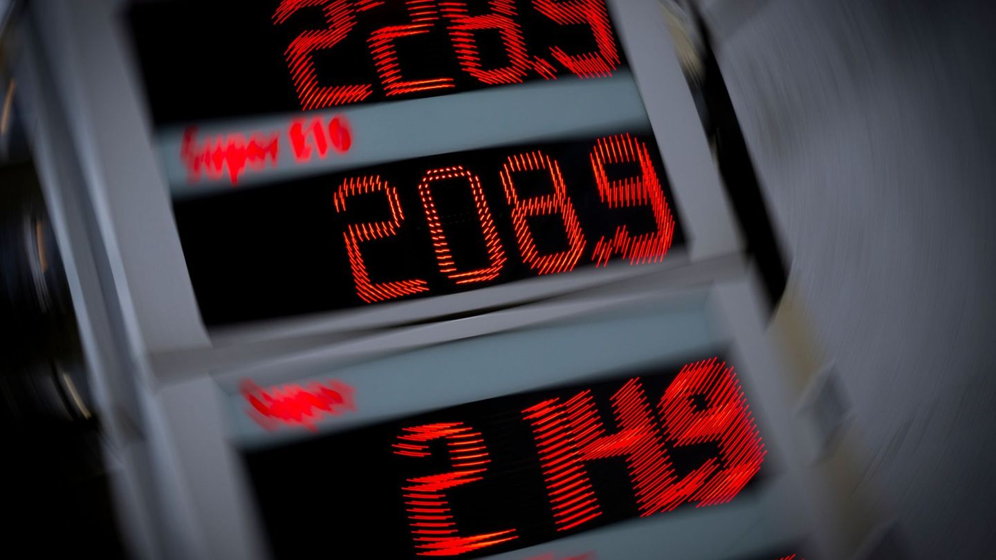 Im Mai und Juni soll Sprit durch eine Steuersenkung günstiger werden. (Archivbild) Foto: Peter Kneffel/dpa