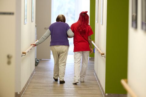 Angesichts des bis 2040 erwarteten deutlichen Anstiegs der älteren Bevölkerung bleibt der Bedarf an Pflegefachkräften hoch. (Sym