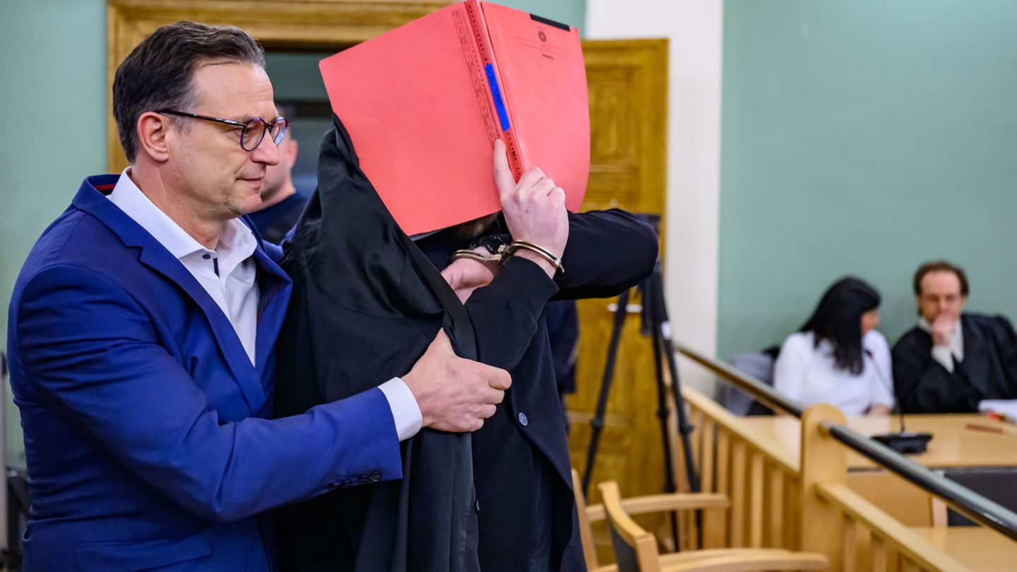 Der Angeklagte soll mit einem Auto einen Polizisten getötet haben. (Archivbild) Foto: Patrick Pleul/dpa