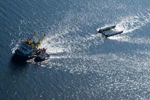 Ein Schlepperverband zieht den Wal in einem mit Wasser gefüllten Lastkahn kurz vor der dänischen Grenze