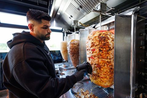 Firmenchef Sergen Kolcu bei der Arbeit. (Archivbild) Foto: Friso Gentsch/dpa